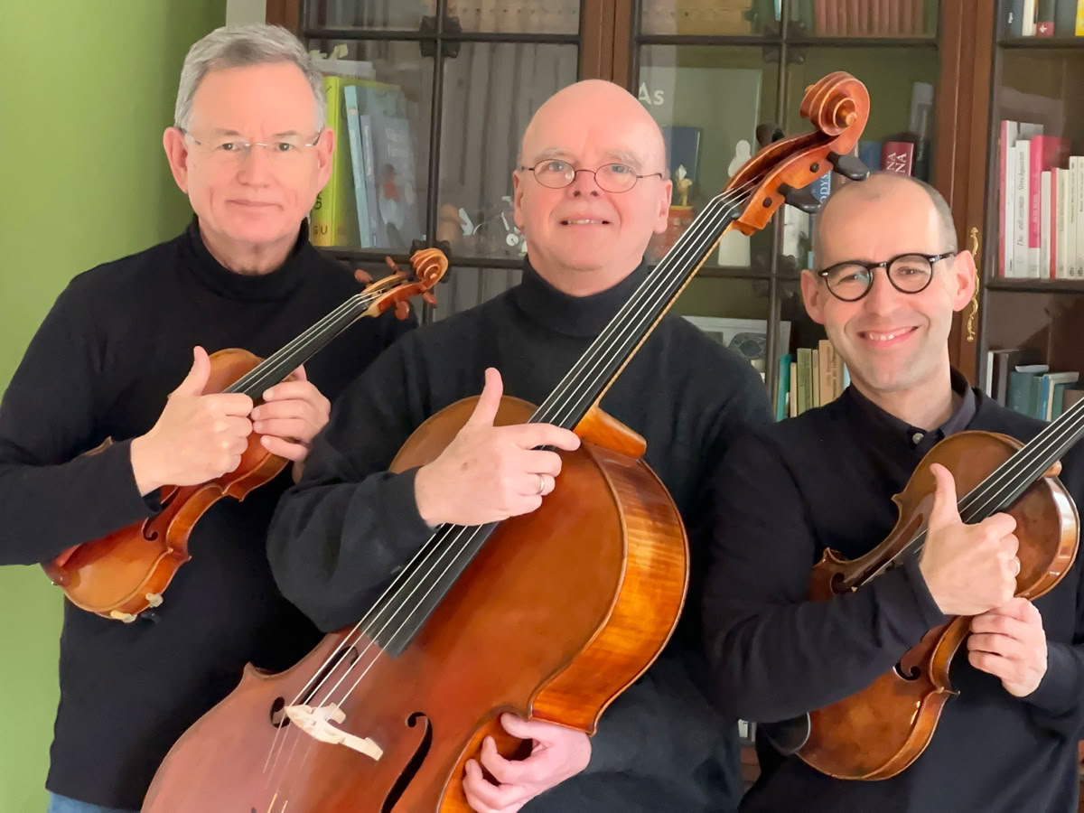 HIC-Trio Daumen hoch